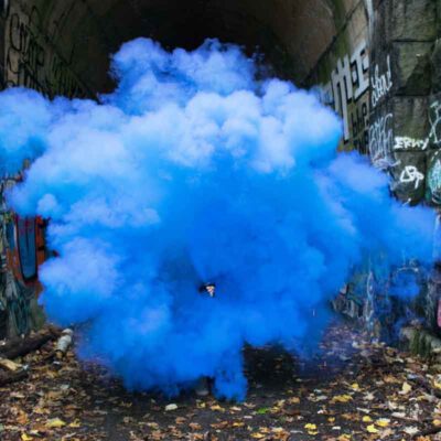 Explosion einer blauen Rauchbombe